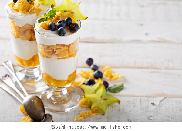 白色背景上的水果分层甜点与芒果酸奶麦片冻糕